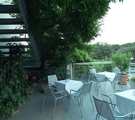 Tritone Hotel 2*
